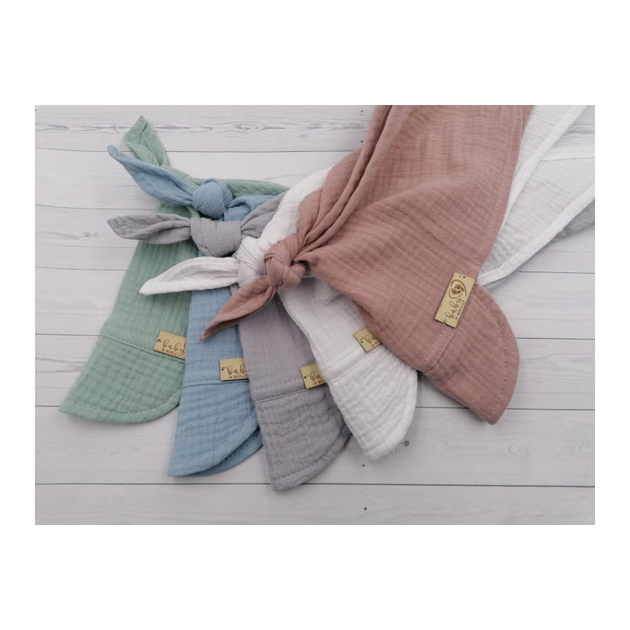 Baby in World Chustka muślinowa czapeczka z daszkiem niebieska